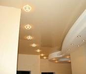 Inštalácia zapustených bodových svietidiel do stropu: rozjasnenie života